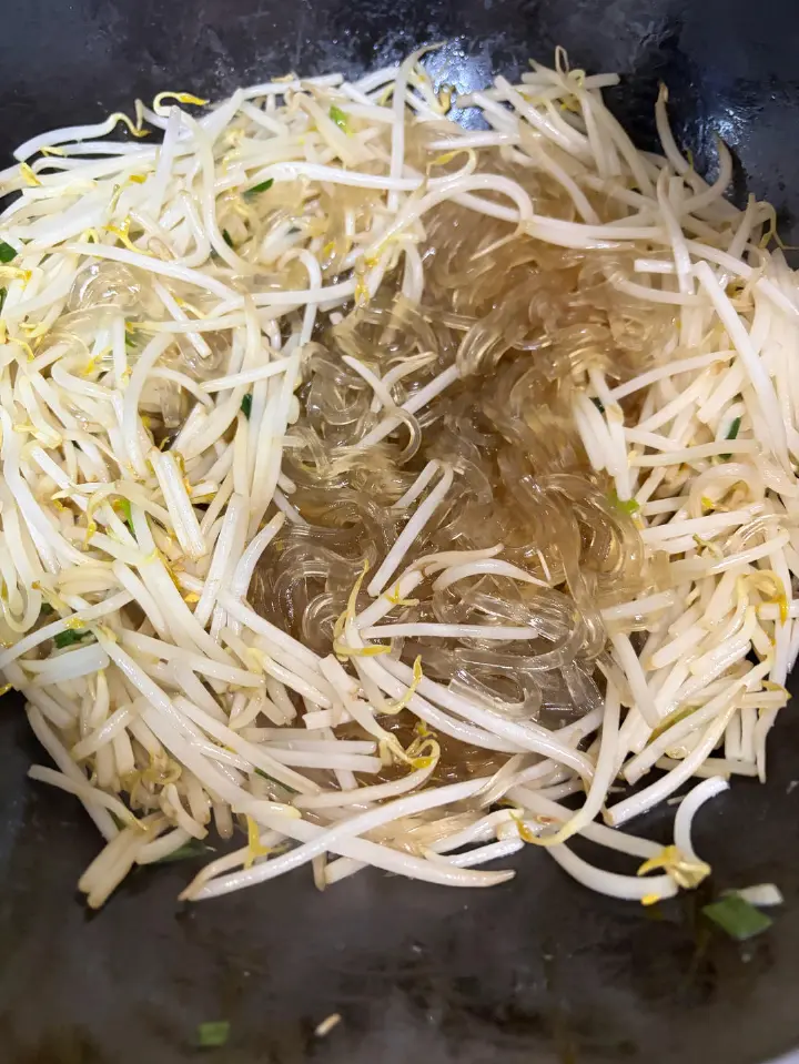 绿豆芽粉条炒鸡蛋 第 7 步