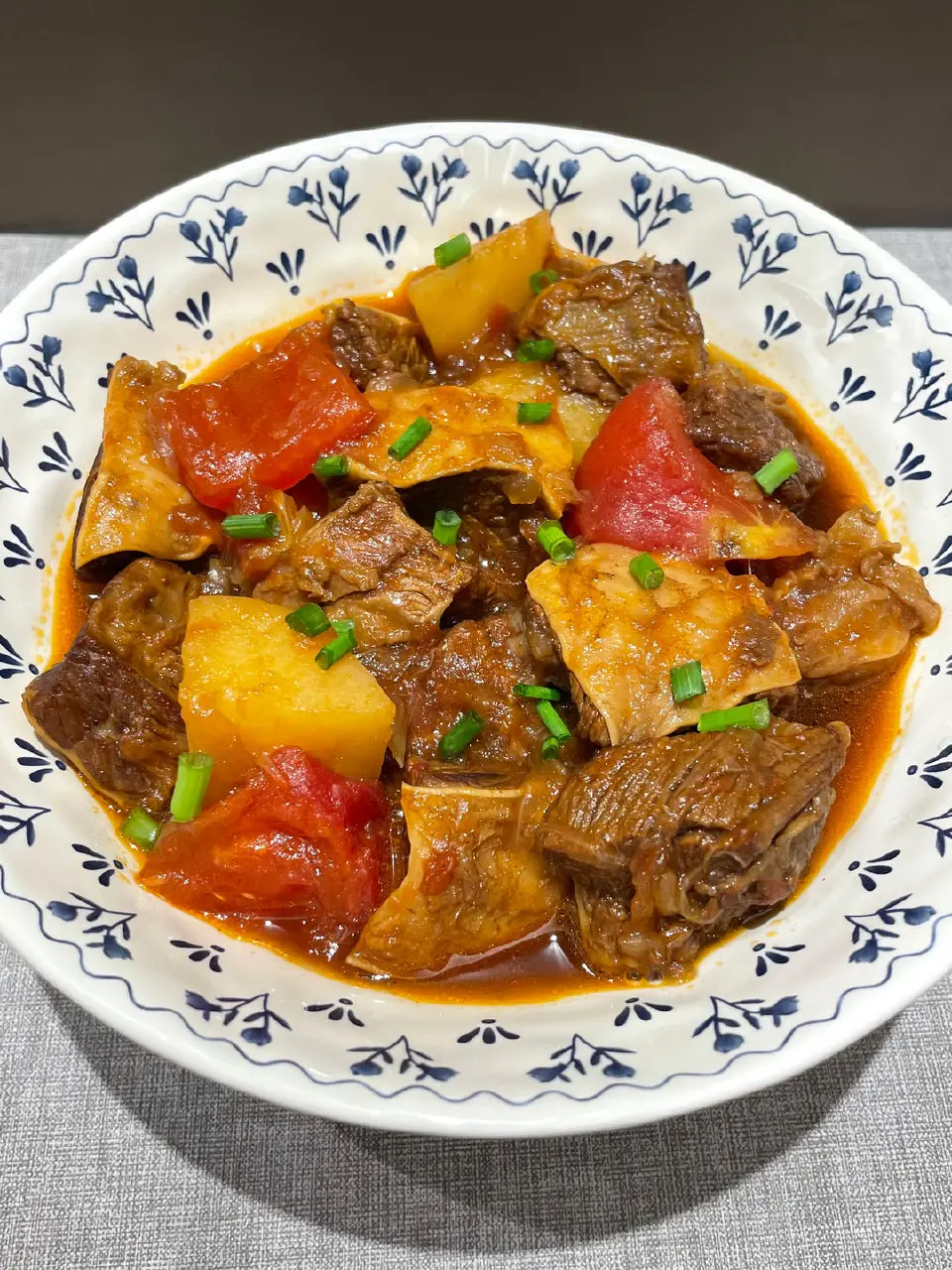 番茄土豆炖牛肋条成品图