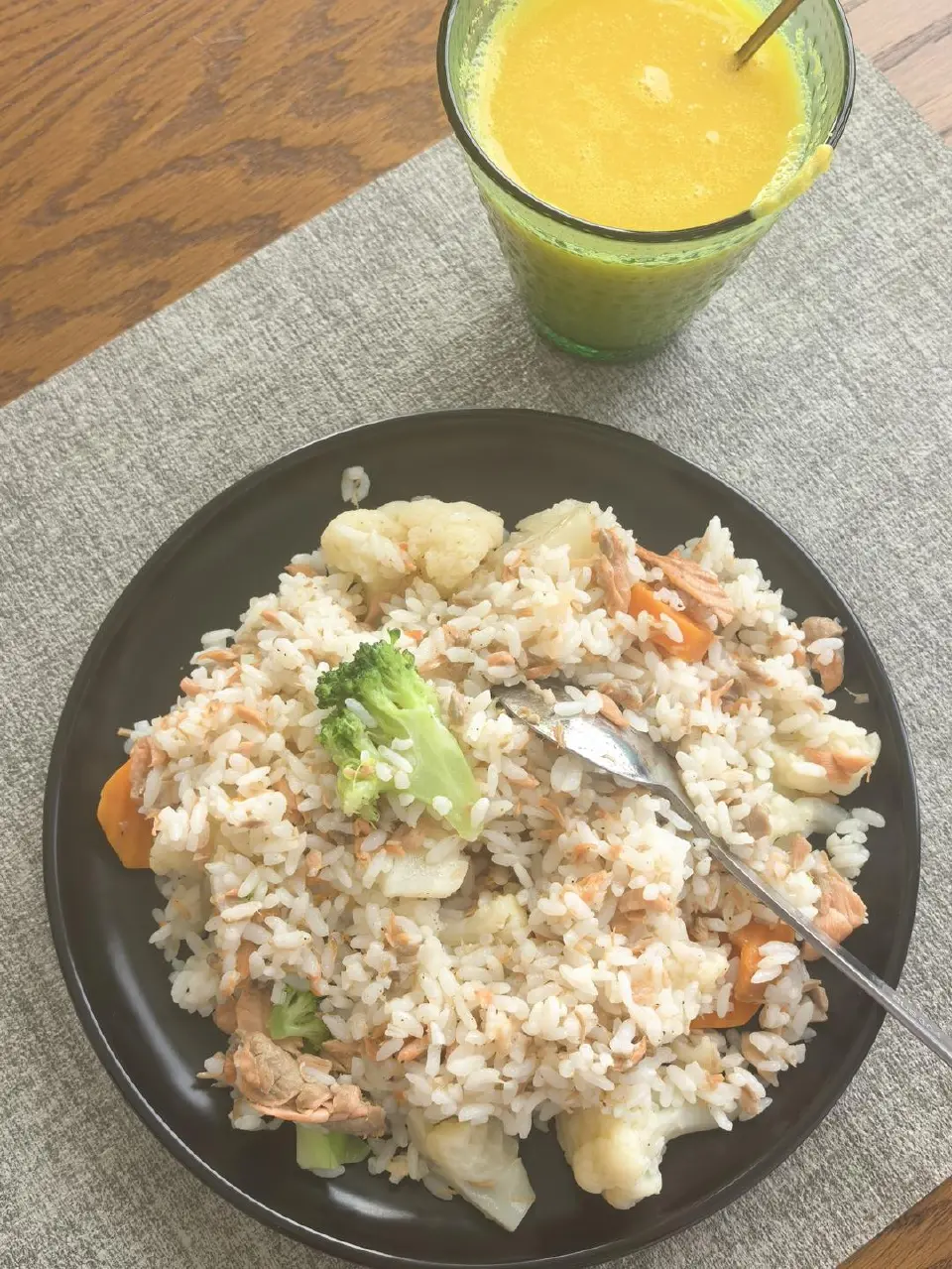 三文鱼蔬菜炒饭成品图