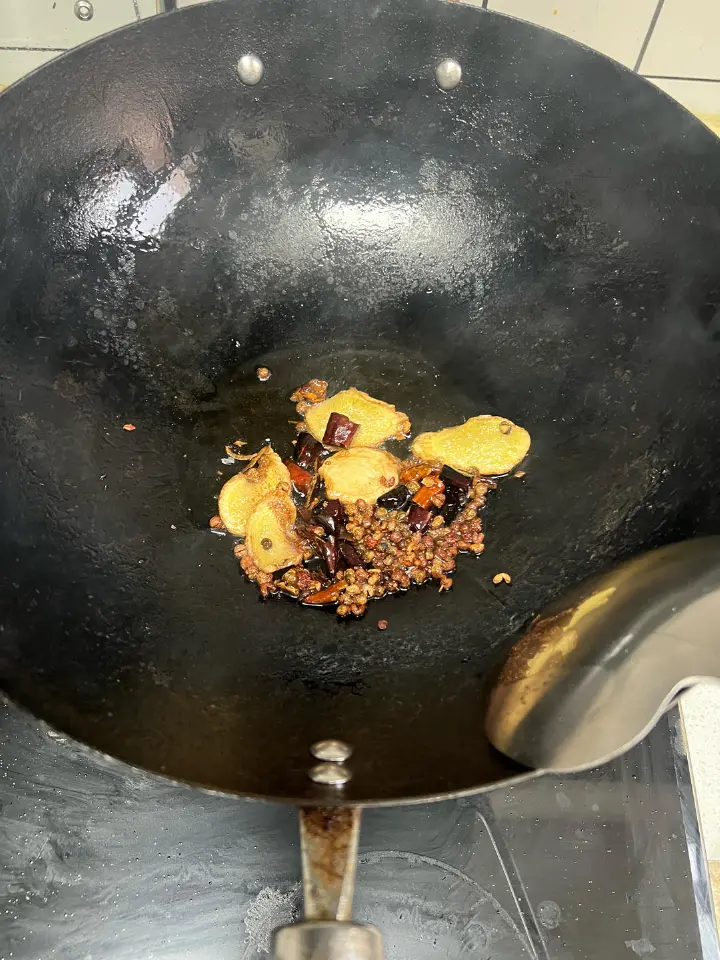 榛蘑土豆青椒炒鸡块 第 2 步