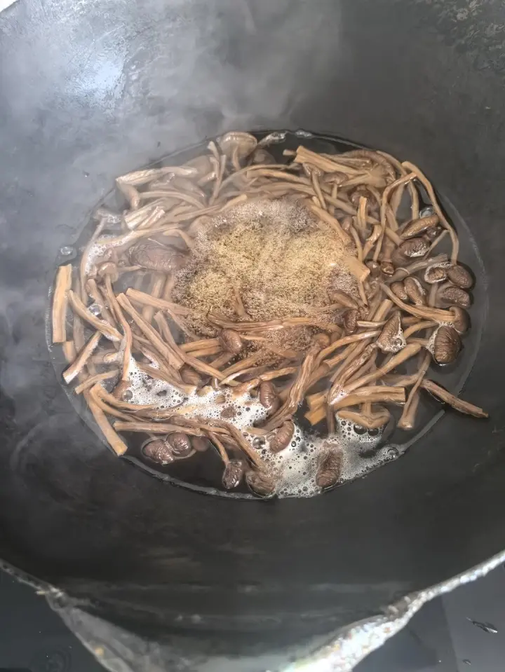 白菜炒茶树菇 第 6 步