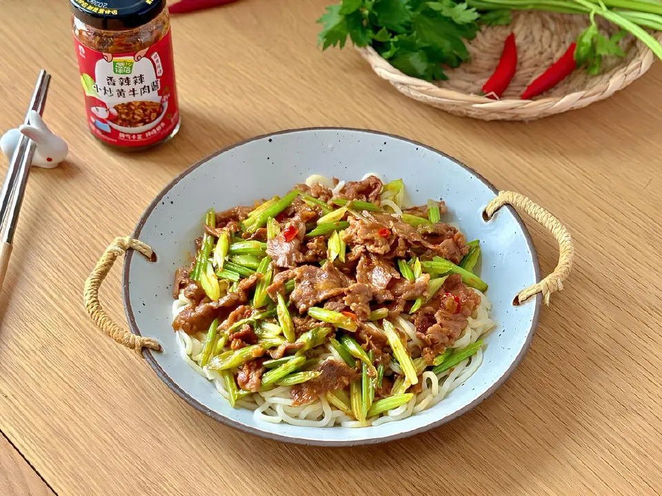 小炒黄牛肉拌面成品图