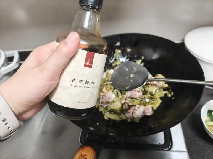 酸菜粉丝炖排骨 第 3 步