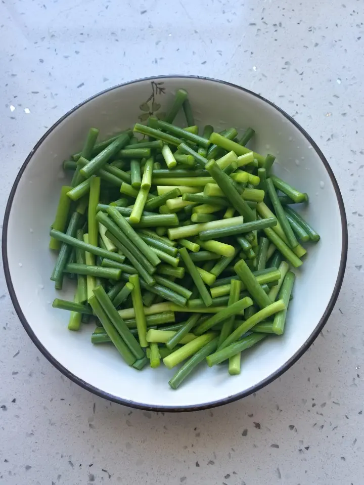蒜苔炒肉 第 3 步