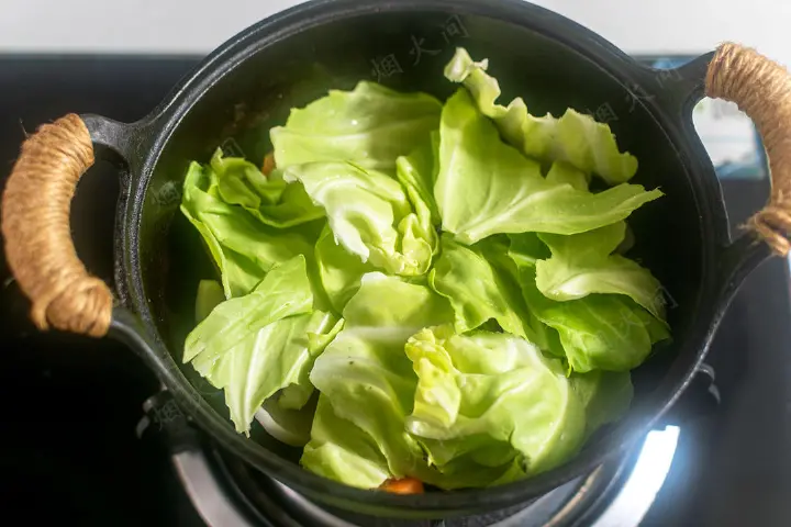 无水蔬菜鸡肉锅 第 4 步