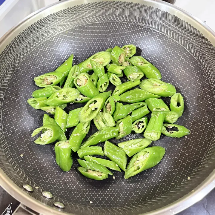 辣椒炒肉 第 3 步