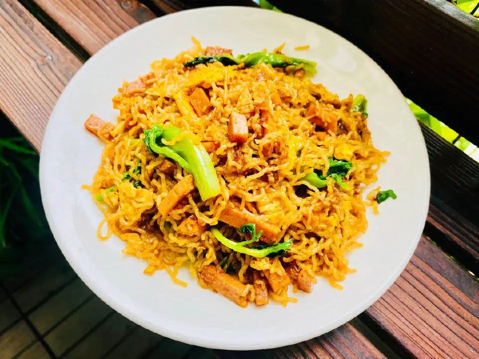 广式鸡蛋午餐肉炒米粉成品图