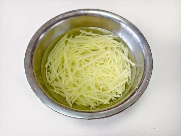 酸菜土豆丝 第 2 步