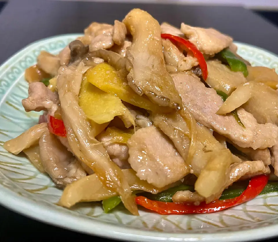 平菇炒肉片成品图