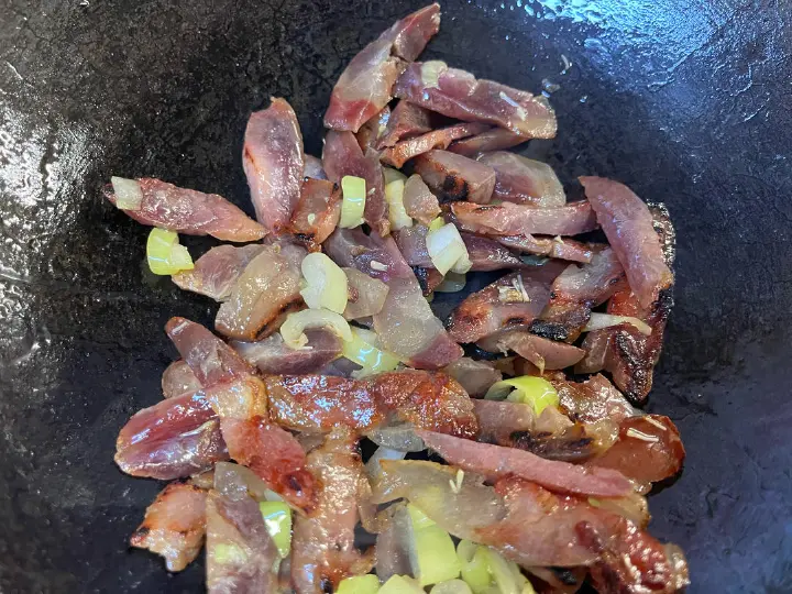 蒜苔腊肠焖面 第 4 步