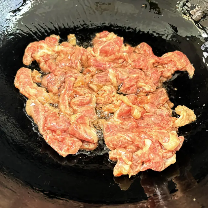 大蒜苔炒肉丝 第 3 步