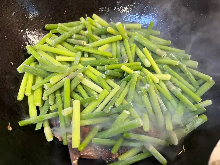 蒜苔腊肠焖面 第 5 步