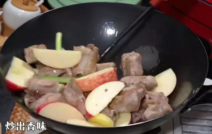 苹果烧排骨 第 4 步