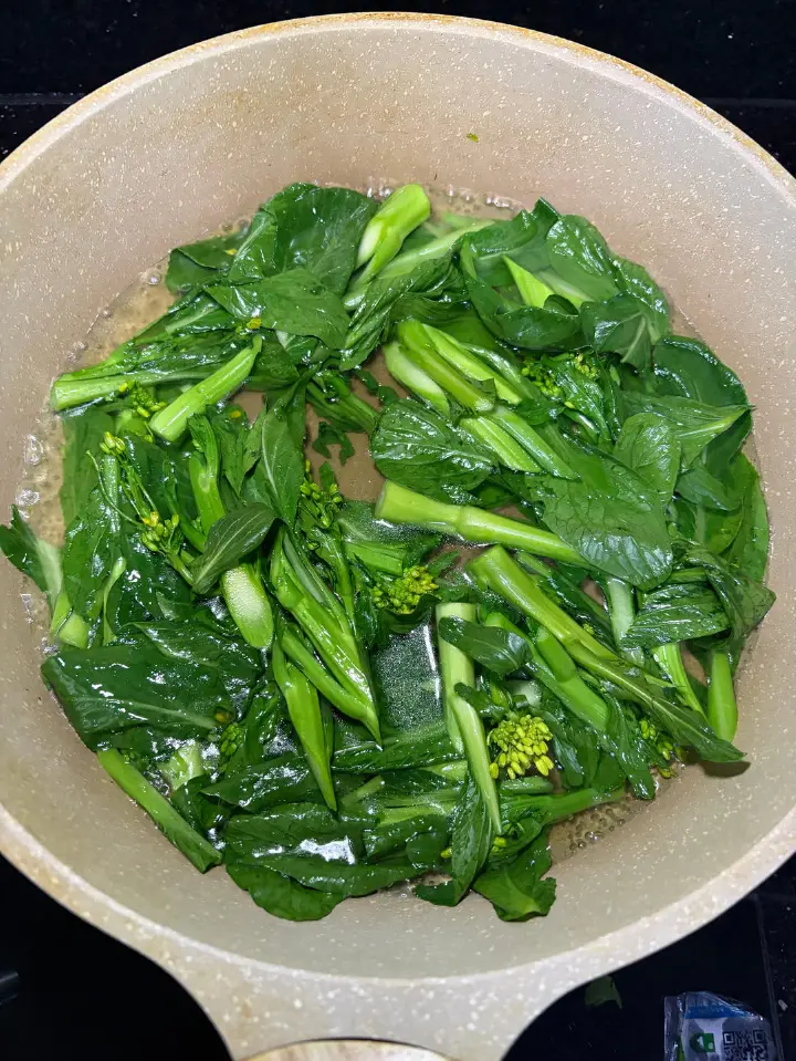 菜心鸡蛋炒面 第 5 步