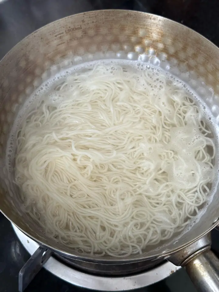 茄子皮蛋拌面 第 4 步