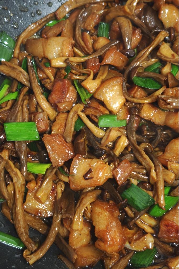 鹿茸菇炒五花肉成品图