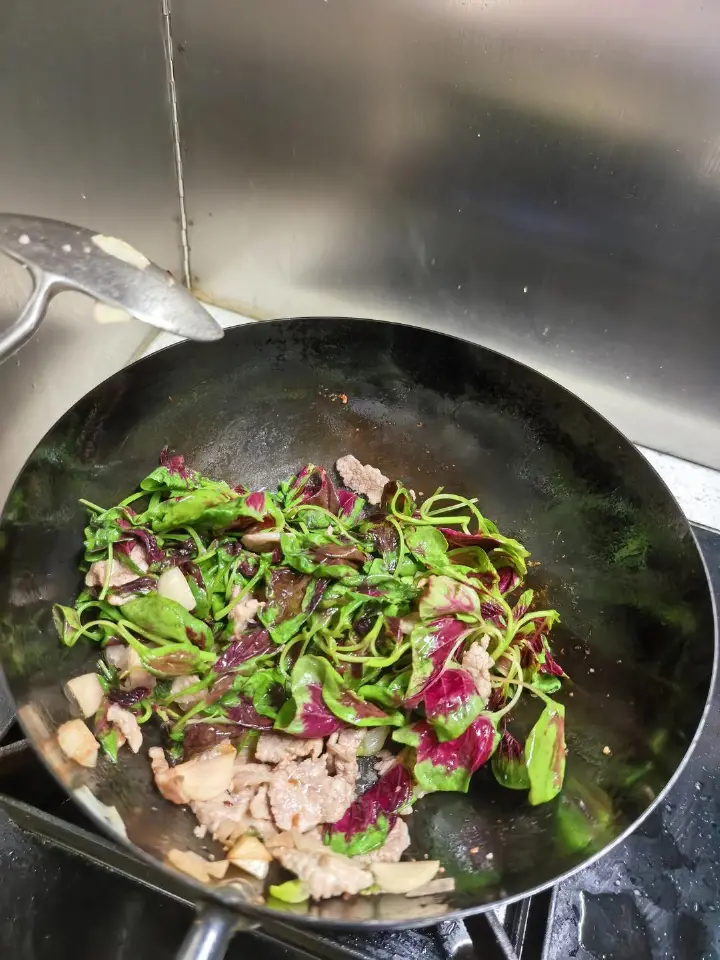 红汉菜炒肉片 第 3 步