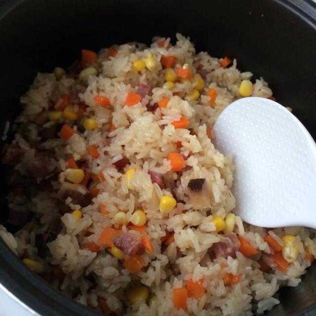 电饭煲腊肠焖饭成品图