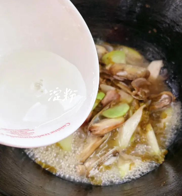 酸咸菜蒲瓜烧蛏子 第 6 步