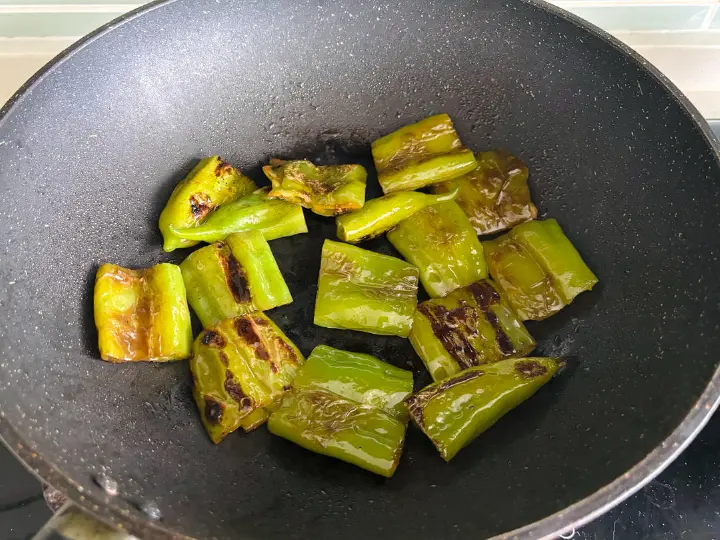 土豆牛腩炖虎皮辣椒 第 11 步
