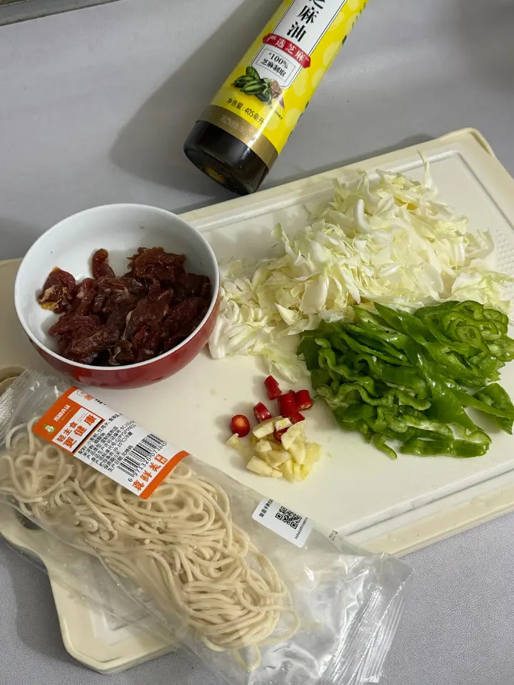 包菜牛肉拌面 第 1 步