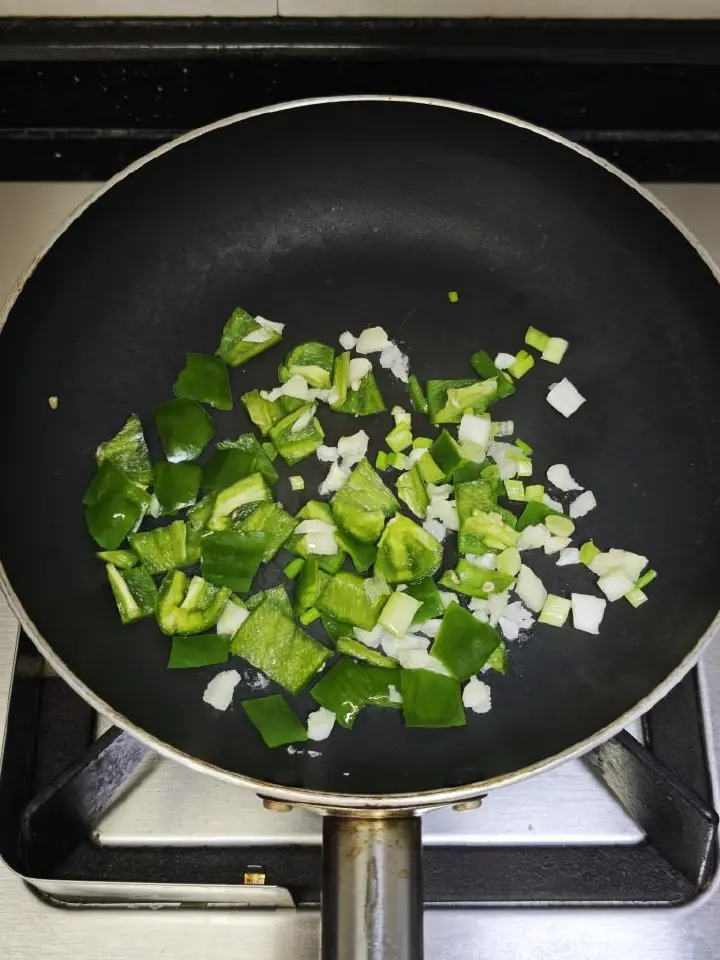 时蔬炒鸡腿肉丁 第 3 步