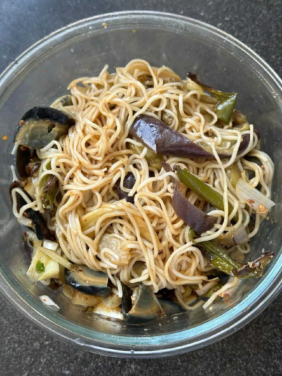 茄子皮蛋拌面成品图