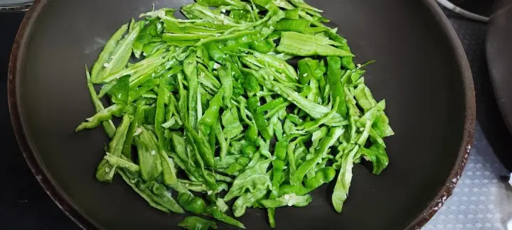 辣椒炒肉 第 3 步