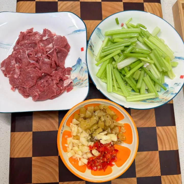 芹菜小炒羊肉 第 1 步