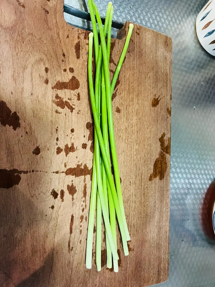 干盐豆子拌蒜薹 第 2 步