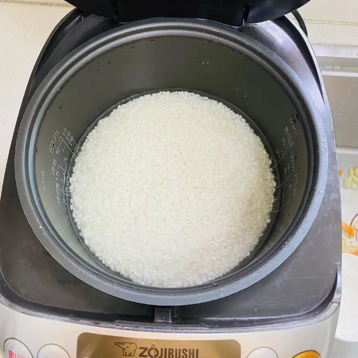 土豆腊肠焖饭 第 4 步