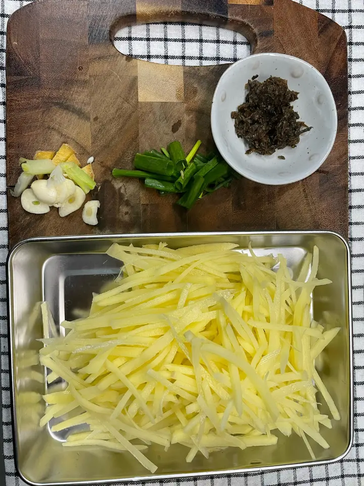 芽菜炒土豆丝 第 1 步