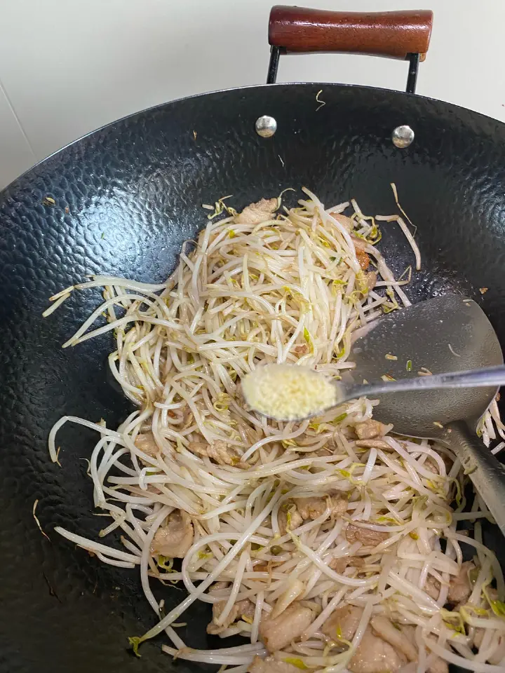五花肉炒豆芽 第 7 步