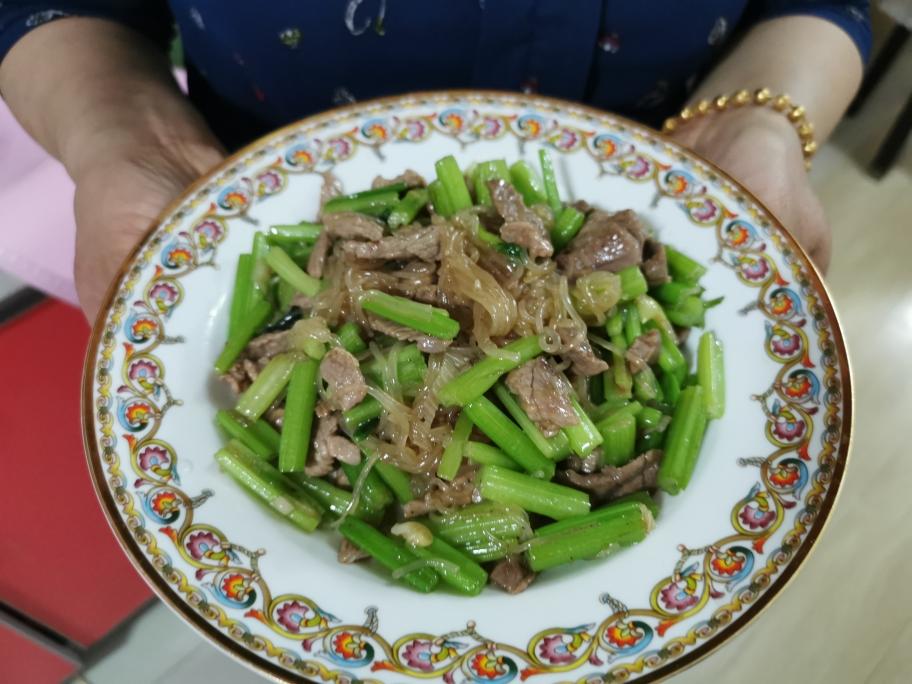 芹菜炒粉丝成品图