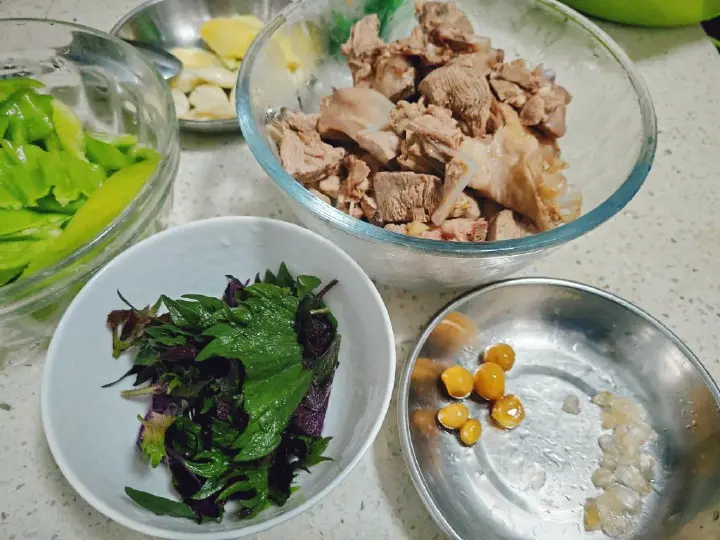 紫苏青椒炒鸭 第 1 步