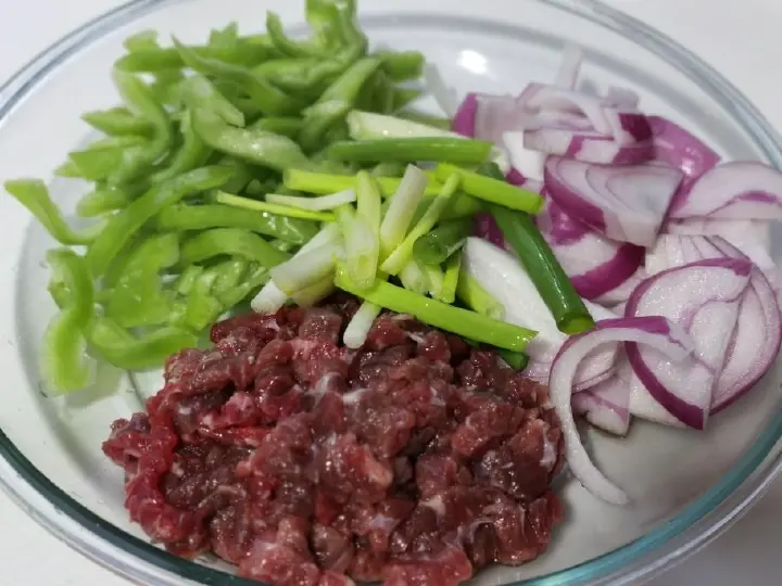 青椒洋葱炒牛肉丝 第 1 步