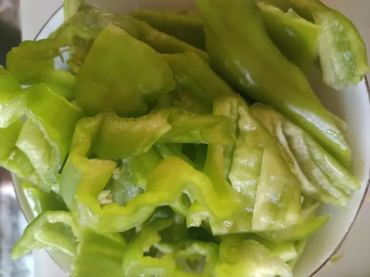 白参菌炒鸡蛋 第 3 步