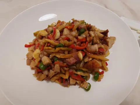 榨菜辣椒炒烧肉