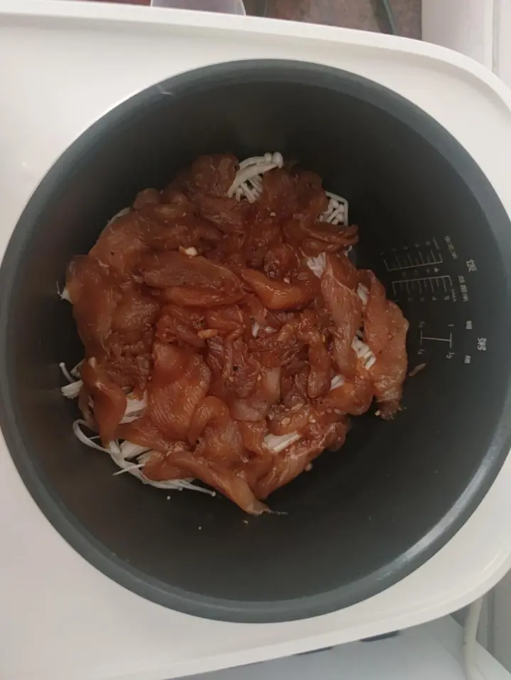 电饭煲金针菇鸡胸肉 第 3 步