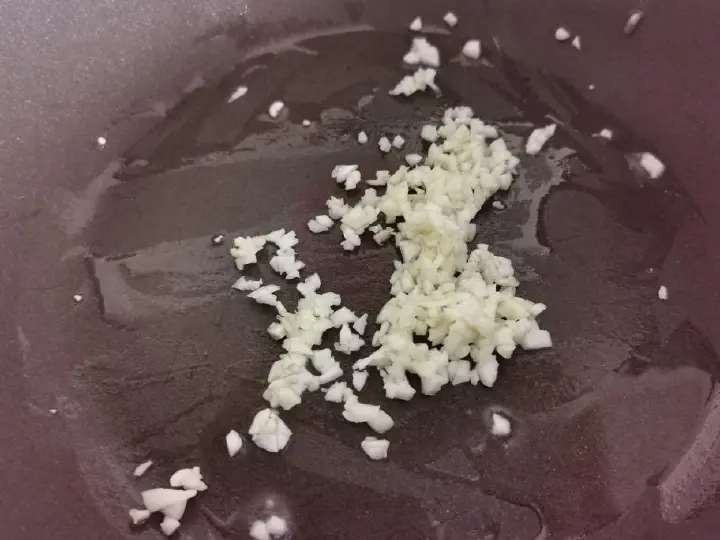 番茄红烩虾仁蛋包饭 第 13 步