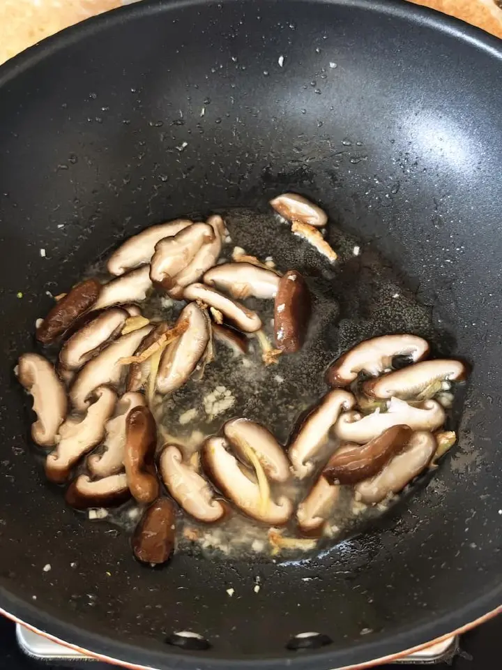 香菇炒油菜 第 4 步