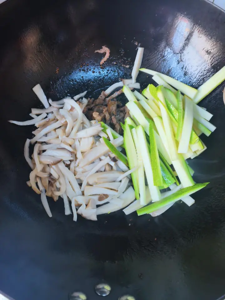 牛肉炒杏鲍菇西葫芦 第 12 步
