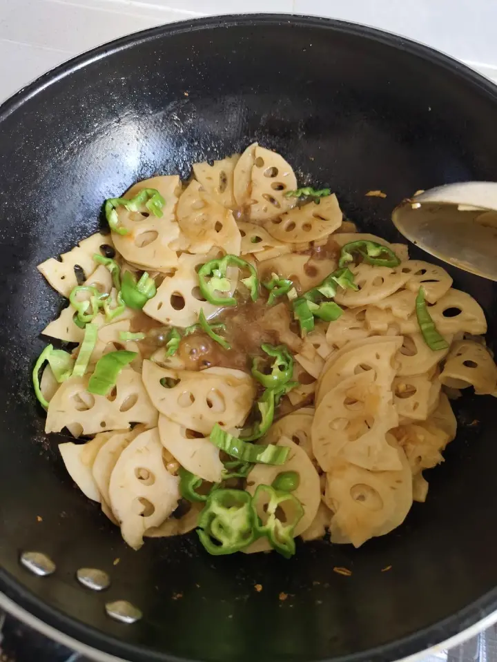 青椒炒藕片 第 2 步