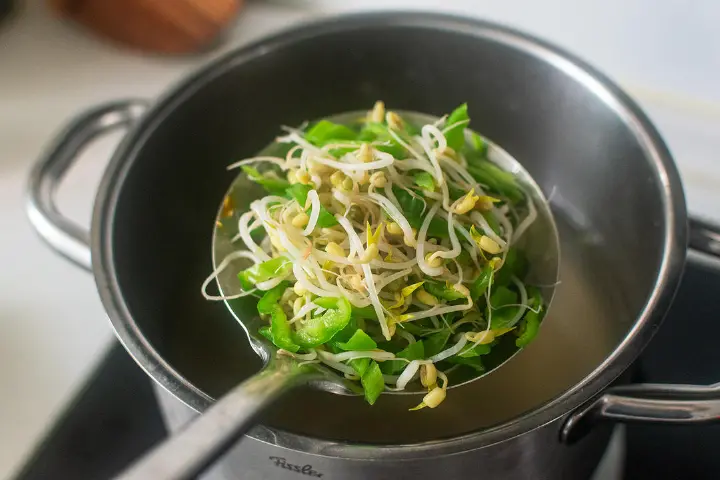 腐乳凉拌豆芽鸡丝 第 6 步