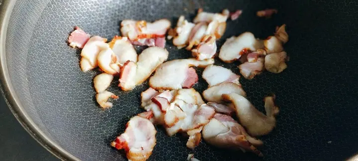 烟熏腊肉炒糯米笋 第 2 步