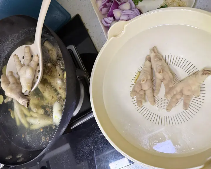 酱香鸡爪煲 第 4 步