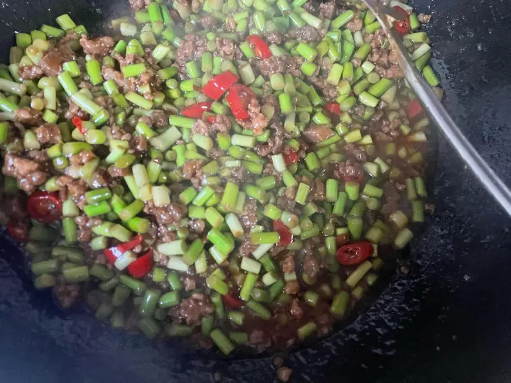 蒜苔炒肉末 第 7 步