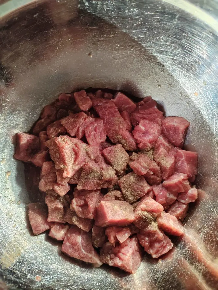 黑椒杏鲍菇牛肉粒 第 3 步