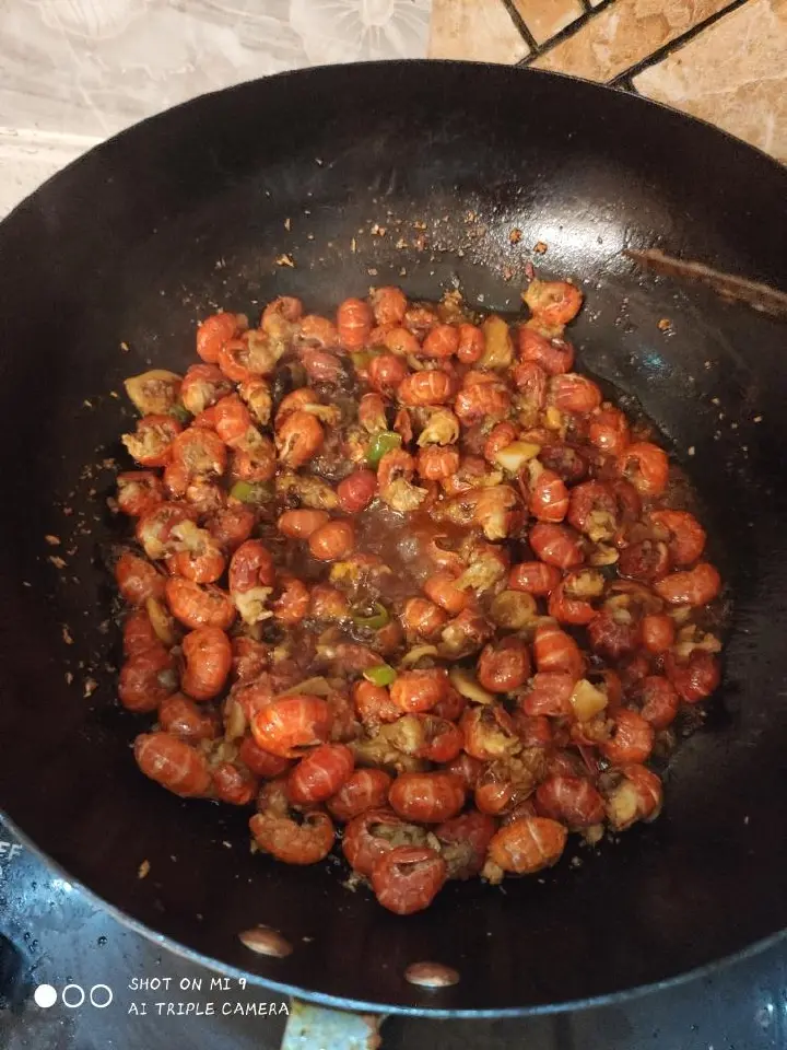 火锅底料烧虾尾 第 2 步