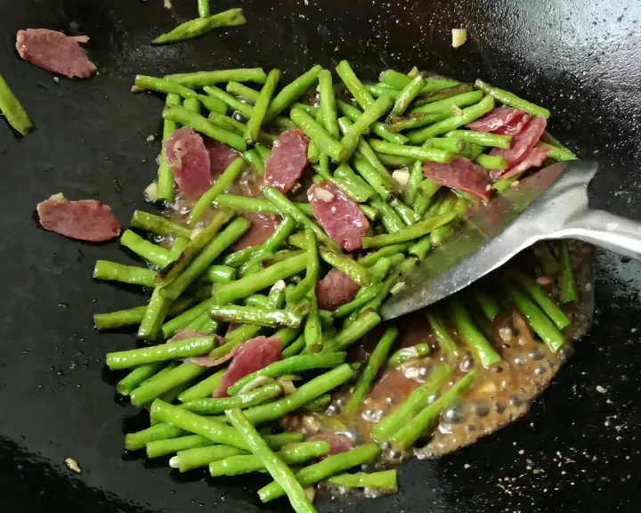 腊肠炒豆角 第 5 步